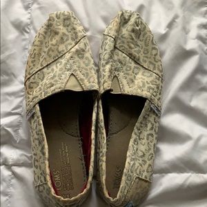 Toms cheetah print shoes